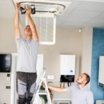 technicien effectuant une maintenance préventive sur un système frigorifique à Bruxelles.